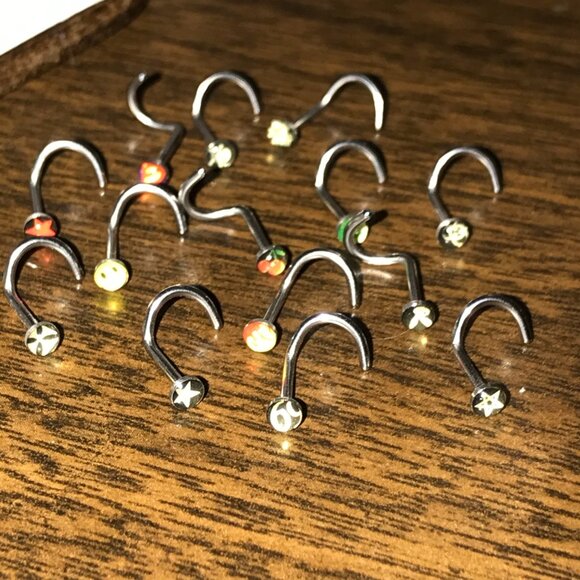 Black and White Skull and Crossbones 18 Gauge C-shaped Nose Ring - Picture 4 of 4